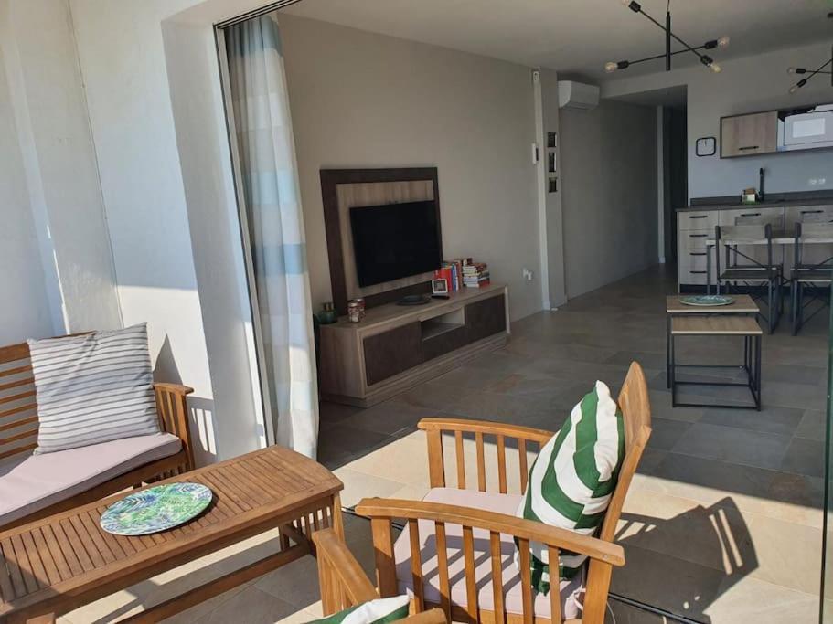 Front Mer - Sublime Appartement Moderne Et Confortable เอสเตโปนา ภายนอก รูปภาพ